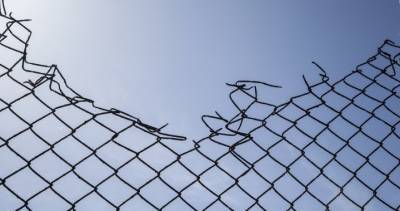 Man cuts through fence to escape COVID-19 quarantine and buy alcohol - globalnews.ca - Australia - New Zealand