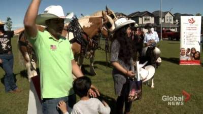 Volunteers bring ‘awesome’ pop-up Calgary Stampede events to new Canadians - globalnews.ca