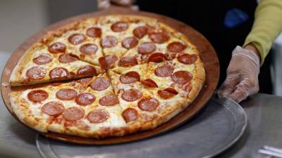 Joe Raedle - Delaware pizza shop owner thwarts robbery by throwing pizza at suspect, police say - fox29.com - state Delaware - county Sussex - county Greenwood