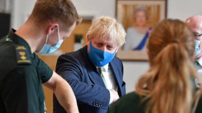 Boris Johnson - Matt Hancock - Johnson makes face coverings compulsory in shops in England - rte.ie - Britain