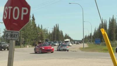 Frustration mounts in Alberta hamlet as drivers wait at Bragg Creek’s 4-way stop - globalnews.ca