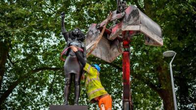 Edward Colston - Black UK protester statue removed from pedestal - fox29.com - Britain - county Bristol