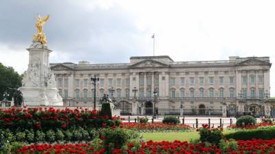 Chris Jackson - Buckingham Palace now selling gin made with ingredients from the queen's garden - fox29.com - city London