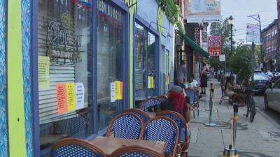 People enjoy time on South Street while attempting to practice social distancing - fox29.com