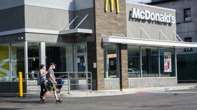 McDonald’s halts dine-in service reopening plans due to spike in US COVID-19 cases - fox29.com - Usa - city New York - city Brooklyn