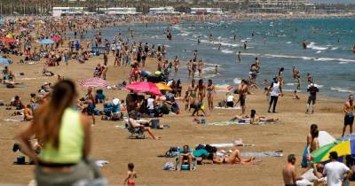 Brit holidaymakers flocking to Spain 'hit with shock "Covid tax" on drinks' - mirror.co.uk - Spain