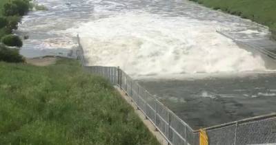 Dozens of homes evacuated as water overwhelms Rivers, Man. dam - globalnews.ca