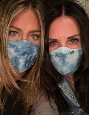 Jennifer Aniston - Jennifer Aniston Shares Heartbreaking Photo Of Her Friend In The Hospital With COVID-19 As She Urges People To Wear Face Masks - etcanada.com