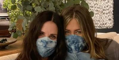 Jennifer Aniston - Courteney Cox - Jennifer Aniston and Courteney Cox Wore Matching Masks, Revealed A Friend Was Hospitalized For COVID-19 - elle.com