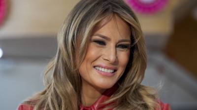Melania Trump - First lady Melania Trump delivers lunch to firefighters and families in DC - fox29.com - Washington - area District Of Columbia - state Maryland
