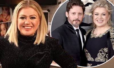 Kelly Clarkson - Kelly Clarkson calls the year 'challenging and overwhelming' amid pandemic and divorce - dailymail.co.uk - Usa