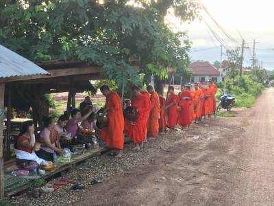 Monks and health officials work together to keep communities safe from COVID-19 - who.int - Laos - city Vientiane