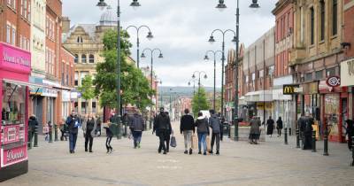 On the streets of Oldham there is fear, confusion and anger as the Coronavirus restrictions return - manchestereveningnews.co.uk - county Oldham
