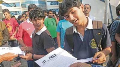 Govt postpones JEE, NEET exams to Sept due to surge in covid-19 cases - livemint.com - city New Delhi - India