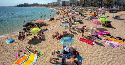 Spanish holiday hotspot puts 200,000 back into 'coronavirus confinement' - dailystar.co.uk - Spain