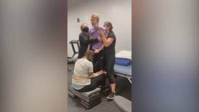 'Dude, I'm tall!': Teen's reaction to standing for first time since spinal cord injury is priceless - fox29.com - Georgia