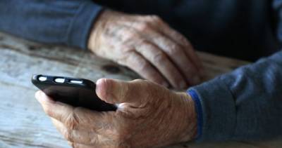 Many seniors don’t own a smartphone. Experts say it might be a ‘gap’ in tracking apps - globalnews.ca
