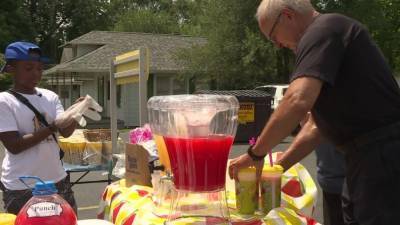 Indiana police officer helps 12-year-old boy run lemonade stand, matches proceeds - fox29.com - state Indiana