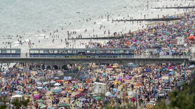 Crowded British beaches spark social distancing fears - rte.ie - Britain