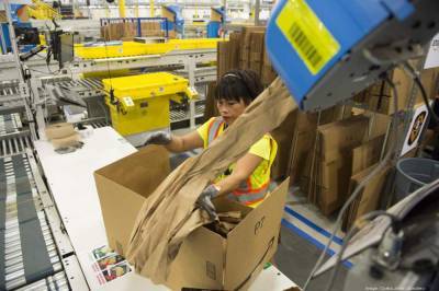 Report: Amazon looks to turn malls into fulfillment centers - clickorlando.com
