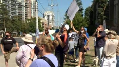 Protesters face off over city’s strategy on homelessness - globalnews.ca