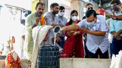 Arvind Kejriwal - Arvind Kejriwal turns 52; prays for good health of Delhiites at Hanuman temple - livemint.com - city New Delhi - city Delhi