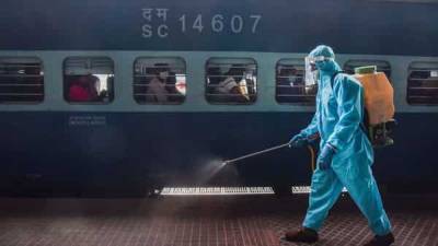 Railway officials told to raise platform ticket fare to control crowd amid pandemic - livemint.com - city New Delhi
