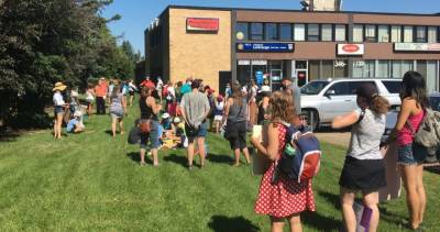 People protest Alberta’s back-to-school plan outside education minister’s Red Deer office - globalnews.ca