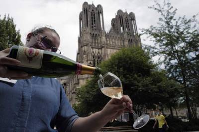 Champagne makers fix harvest quotas, as coronavirus kills the fizz - clickorlando.com - France