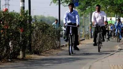 Covid lockdown forces father to cycle 105 km to ferry son to Class 10 exam centre in Madhya Pradesh - livemint.com - India