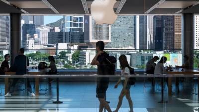 Apple becomes the 1st US company to be valued at $2 trillion - fox29.com - New York - China - Usa