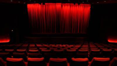 Govt clarifies theatres can have 50 people at events - rte.ie - Ireland