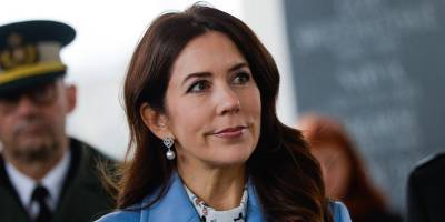 Denmark's Crown Princess Mary Apologizes For Not Wearing a Mask & Shaking Hands During The Pandemic - justjared.com - Denmark