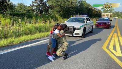 Florida deputies stage fake traffic stop to surprise kids with military mom's homecoming - fox29.com - state Florida