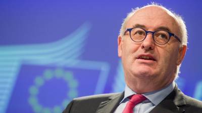 Ursula Von - European Commission - Phil Hogan - Hogan tells Commission he adhered to Govt guidelines - rte.ie - Ireland - Eu - city Brussels
