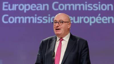 Galway event a 'slap in the face', says Donnelly, as he calls on Hogan to 'consider his position' - rte.ie - Ireland - Eu