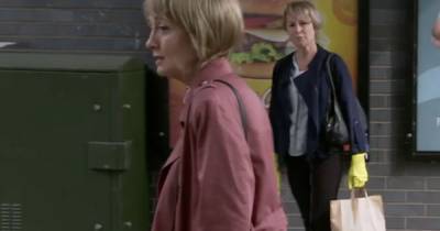 Sally Metcalfe - Corrie fans obsessed as Sally wears marigold gloves to protect herself against Covid - mirror.co.uk - Britain