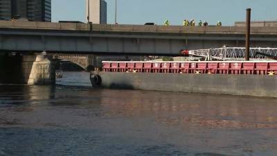 Officials hope tugboats can remove barge from I-676 bridge Thursday - fox29.com