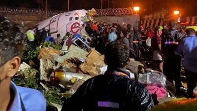Air India flight skids off runway, splits in 2 while landing in southern India; 16 dead, more than 100 hurt - fox29.com - city New Delhi - India - city Dubai, India