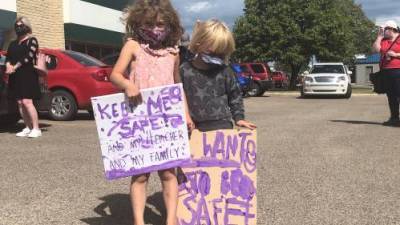 Saskatchewan parents, teachers rally, calling for a safer back-to-school plan - globalnews.ca