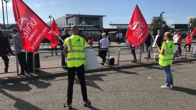 Aviation workers hold protest at Belfast airport - rte.ie - Ireland