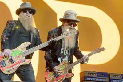 Willie Nelson - ZZ Top Tribute Band Performs For Packed Saloon As 250,000 Bikers Flock To Sturgis Rally In The Midst Of Pandemic - etcanada.com - city Chicago - state South Dakota
