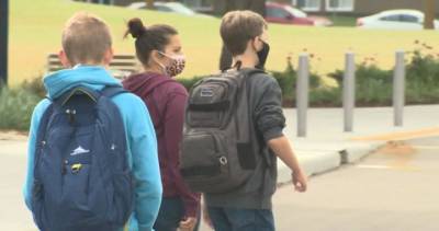 Deena Hinshaw - Alberta students prepare for heavier backpacks as they head back to school sans lockers - globalnews.ca