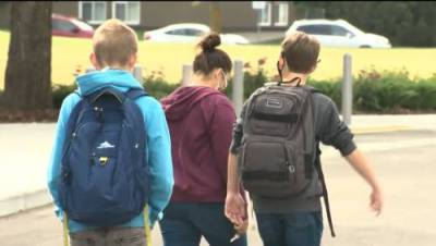 Alberta students prepare for heavier backpacks as they head back to school without lockers - globalnews.ca