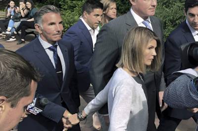 Lori Loughlin - Mossimo Giannulli - Few parents, coaches still fighting charges in college scam - clickorlando.com - city Boston