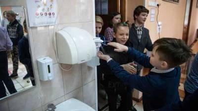 Denis Logunov - Amid Covid-19, Russian schools re-open with masks, class limit precautions - livemint.com - Russia - city Moscow