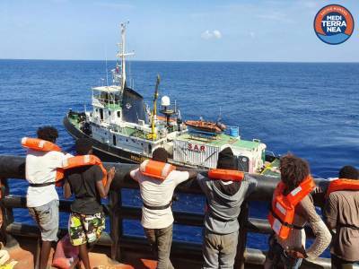 Humanitarian ship takes 27 migrants from Danish tanker - clickorlando.com - Italy - Denmark - Malta