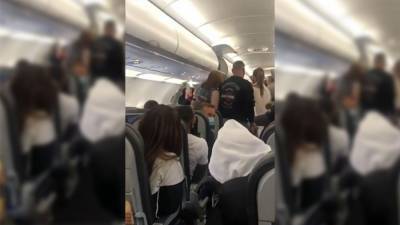 ‘Get off the plane’: Passengers scold woman refusing to wear mask on flight - fox29.com - Usa - Los Angeles - city Los Angeles - city Chicago