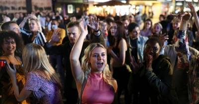 Revellers enjoy last Saturday night out before coronavirus 'rule of six' kicks in - mirror.co.uk - Britain