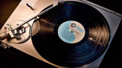Vinyl record sales surpass CDs for first time since ’80s - clickorlando.com